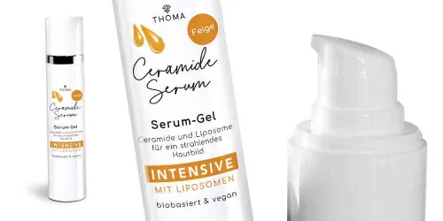 Eine Flasche des Ceramide Serums Feige von THOMA mit der Kennzeichnung Intensive mit Liposomen Das Serum Gel ist biobasiert und vegan enthält Ceramide und Liposome für ein strahlendes Hautbild Nahaufnahme des Pumpspenders