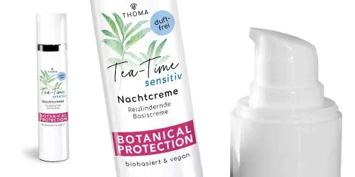 Eine Flasche der Tea Time Sensitiv Nachtcreme von THOMA mit der Kennzeichnung Botanical Protection Die Creme ist duftfrei biobasiert und vegan wirkt als reizlindernde Basiscreme Nahaufnahme des Pumpspenders