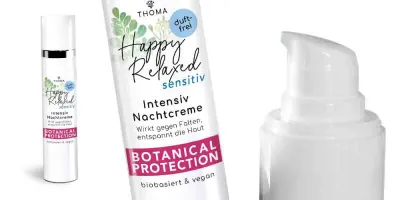 Eine Flasche der Happy Relaxed Sensitiv Intensiv Nachtcreme von THOMA mit der Kennzeichnung Botanical Protection Die Creme ist duftfrei biobasiert und vegan wirkt gegen Falten und entspannt die Haut Nahaufnahme des Pumpspenders