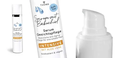 Eine Flasche des duftfreien Serums mit Bakuchiol von THOMA mit der Kennzeichnung Intensive mit Aloe Vera Das Serum ist biobasiert und vegan bietet natürliche Anti Aging Pflege für eine schöne Haut Nahaufnahme des Pumpspenders