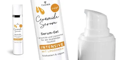 Eine Flasche des Ceramide Serums Feige von THOMA mit der Kennzeichnung Intensive mit Liposomen Das Serum Gel ist biobasiert und vegan enthält Ceramide und Liposome für ein strahlendes Hautbild Nahaufnahme des Pumpspenders