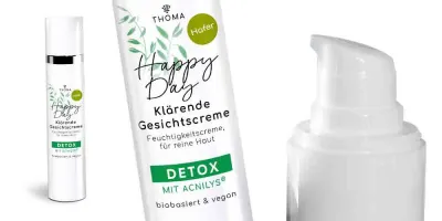 Eine Flasche der klärenden Gesichtscreme Happy Day Hafer von THOMA mit der Kennzeichnung Detox mit Acnilys Die Creme ist biobasiert und vegan spendet Feuchtigkeit und fördert reine Haut Nahaufnahme des Pumpspenders